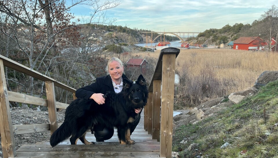 Mona Louise Schau Hermansen med hunden Fox trives på tur sammen. Men når Mona Louise er på jobb har hun på seg helt andre klær. Mona Louise Schau Hermansen med hunden Fox trives på tur sammen. Men når Mona Louise er på jobb har hun på seg helt andre klær.