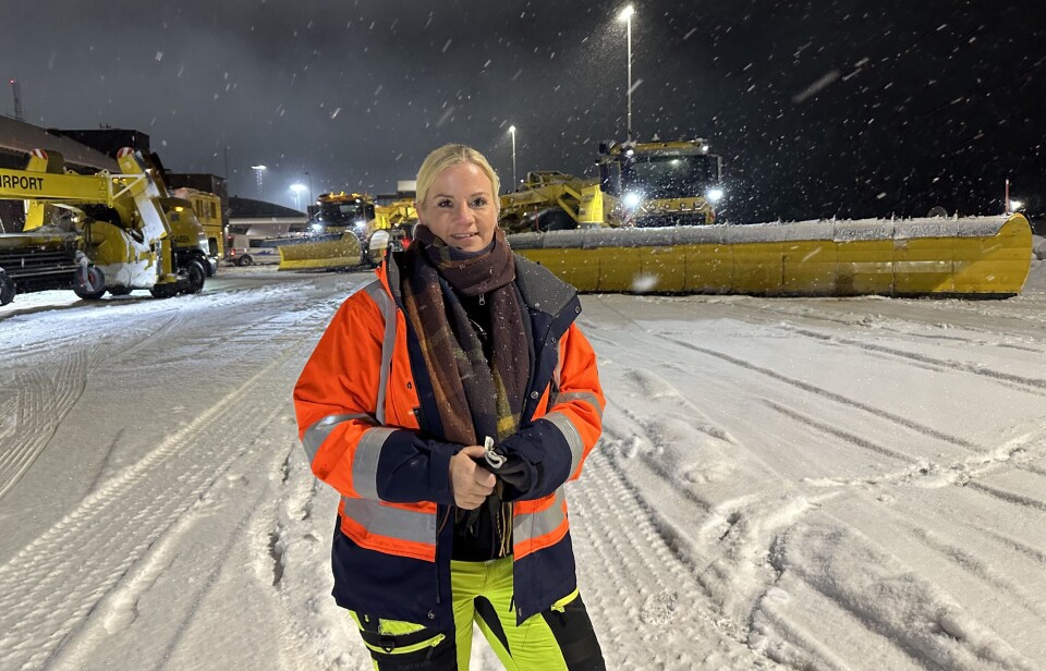 Mona Louise foran monsteret av en brøytebil som hun kjører på Oslo Lufthavn Gardermoen. Mona Louise foran monsteret av en brøytebil som hun kjører på Oslo Lufthavn Gardermoen.