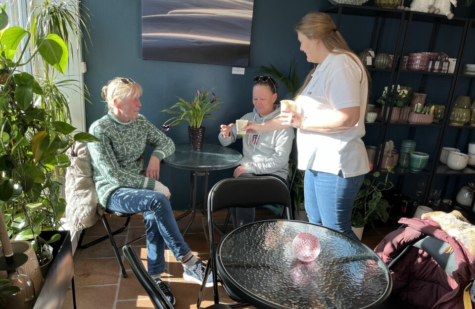 Gro og Monica Hultman får servert kaffe av Linn Elisabeth Nilsen hos Oasen kafé.