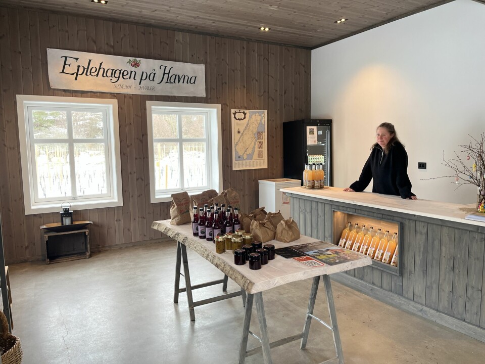 Monica har god plass til lokale matvarer i gårdsbutikken sin hjemme i Eplehagen Havna.