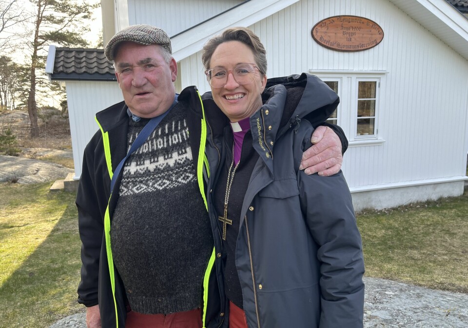 Vidar Pedersen og biskop Kari Mangrud Alvsvåg utenfor Lokalet på Herføl.