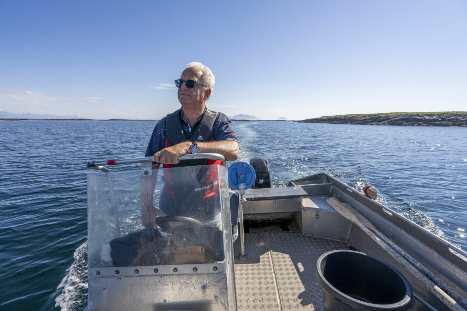 Erik Nordum i båt i naturskjønne omgivelser blant vega-øyene.