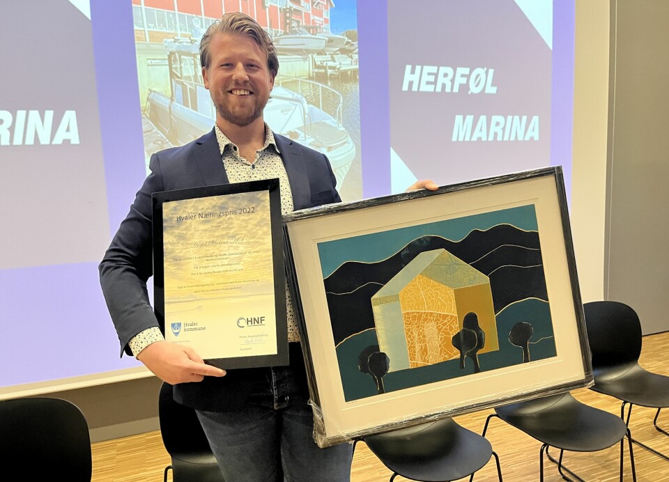 Det var en stolt og glad Scott Sander Bustgaard som mottok Næringsprisen 2022. Bildet til høyre er laget av Hvaler-kunstneren Elisabeth Østensvik.