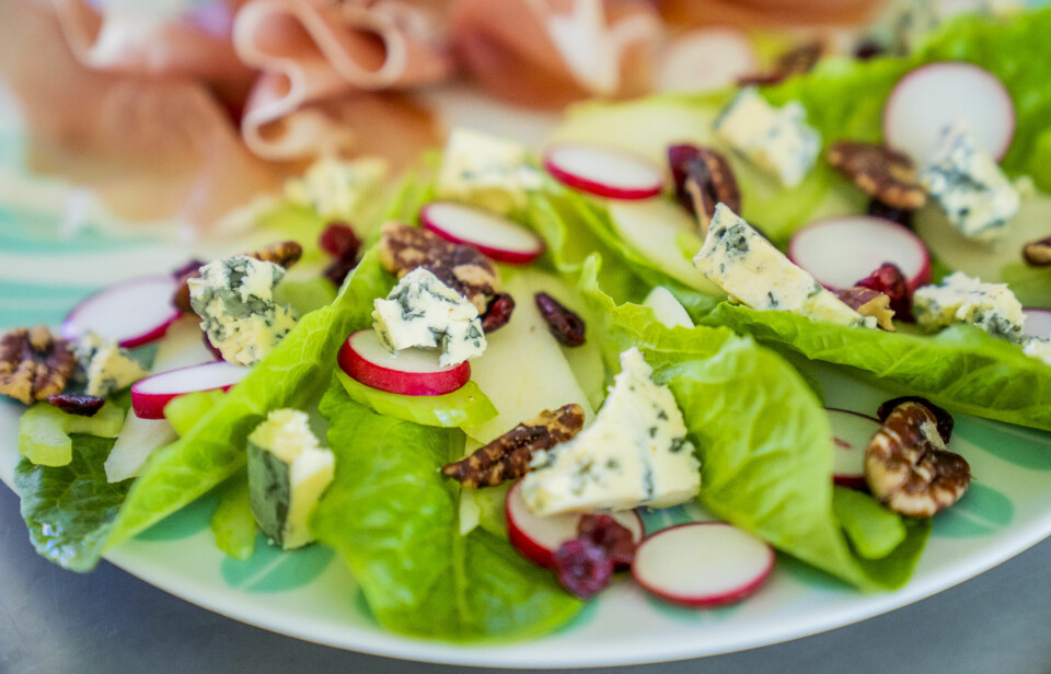 SOMMERLIG: Salat med spekeskinke, blåmuggost og kandiserte nøtter er nydelig sommermat.