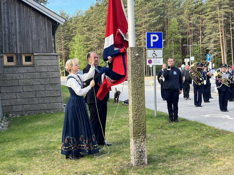 Mona Vauger og Thomas Holmen Olsen heiser flagget.