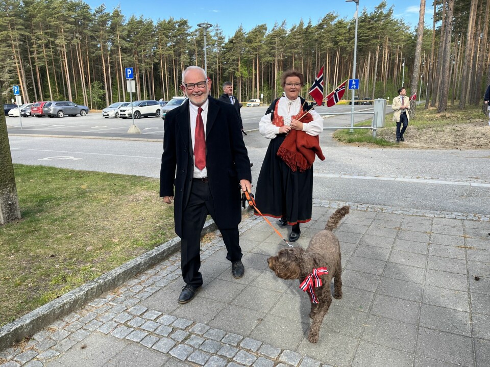 Paul Henriksen, daglig leder i Hvaler Kulturvernforening sammen med kona Rita Wiborg og hunden kompis.