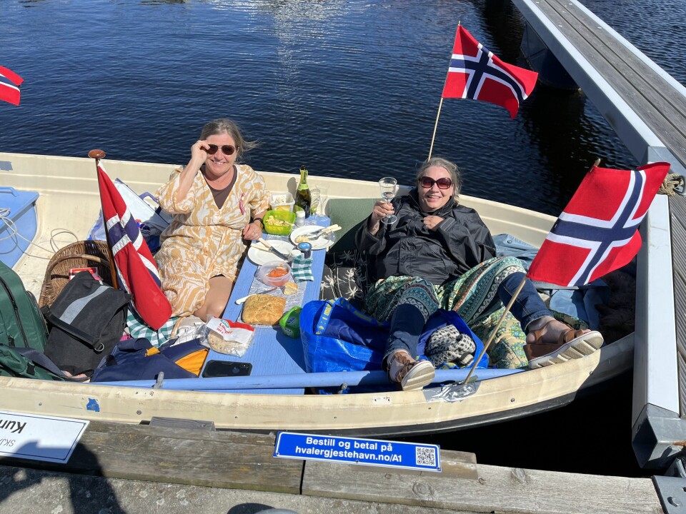 En helt ideell 17. mai, synes Karen Creagh og Karoline Waal, som har langhelg på hytta i Holtekilen. Og slik venter man på at en båtkortesje skal starte.