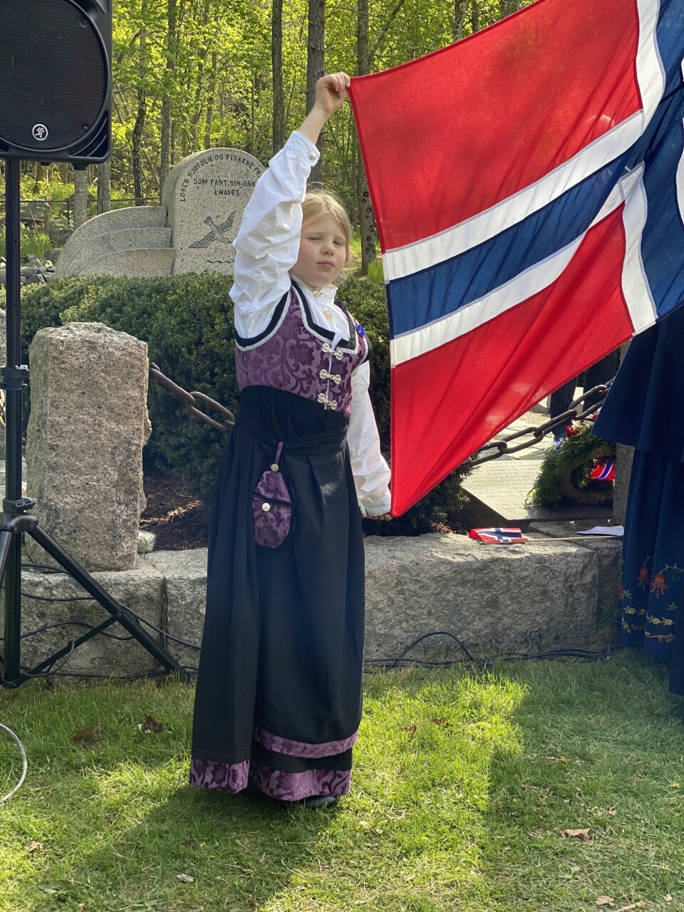 Denne unge jenta fikk æren av å holde flagget.