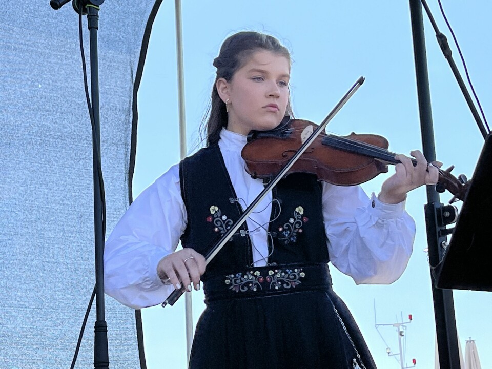 Sylvia Lidia Rød (14) fremførte Sven Nyhus sin vakre Berg Rosa på fiolin på scenen foran flere tusen mennesker.