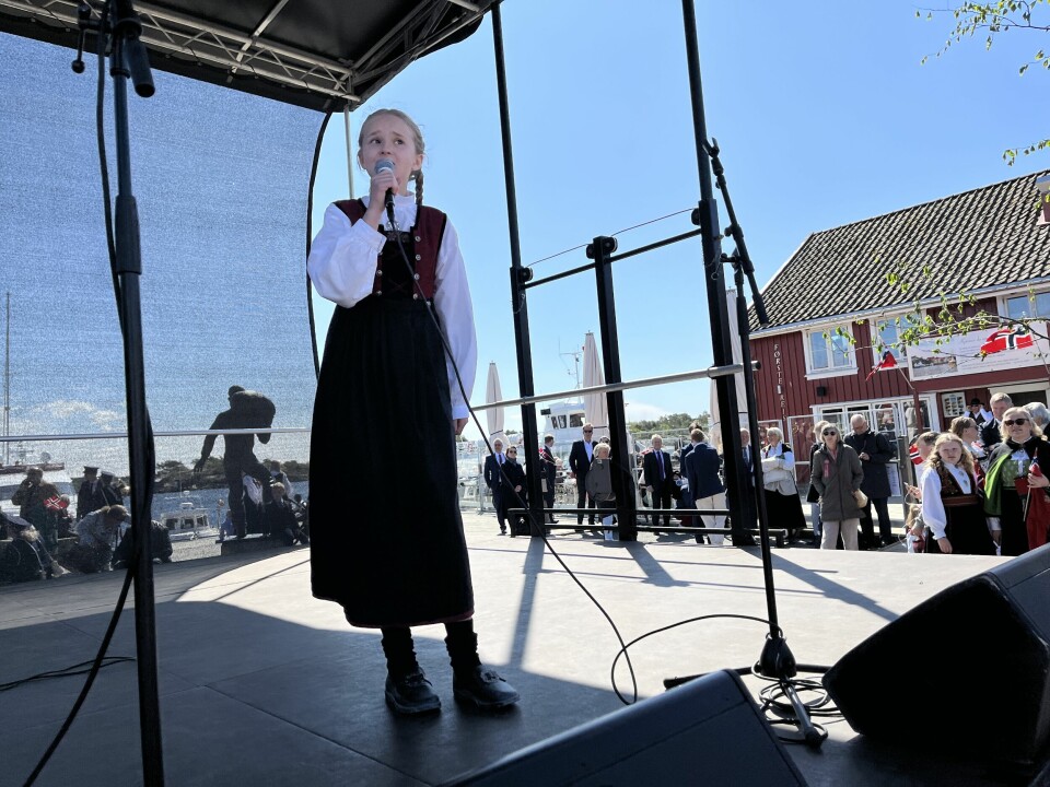 Aldri nei å få fra Milla Fagerås når hun lir spurt om å opptre foran så mange mennesker. Sangtalentet fremførte 'Den du er' foran alle fremmøtte.