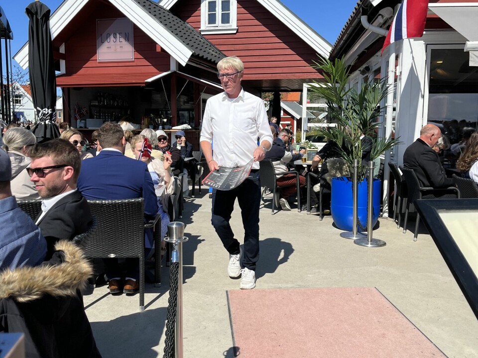 Daglig leder Jon Arne Häckert hos Losen hadde en travel dag 17. mai. Her i full gang med servering.