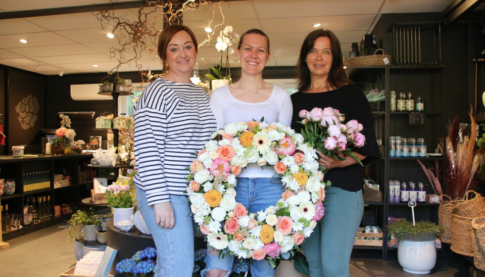 Stine Røst, Lilja Bratlie og Yvonne Fleen Reinertsen klargjør Havfruen Blomster for jubileum. Yvonne har 20 års fartstid i butikken.