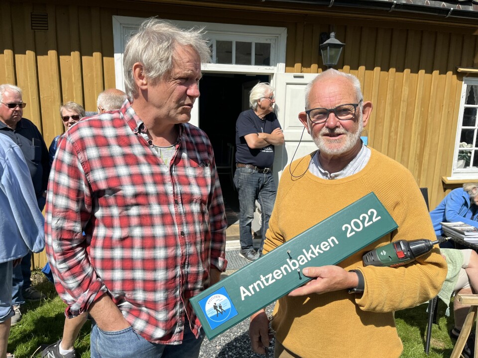 Arnt Martin Brynhildsen og Paul henriksen med skiltet til Arntzenbakken