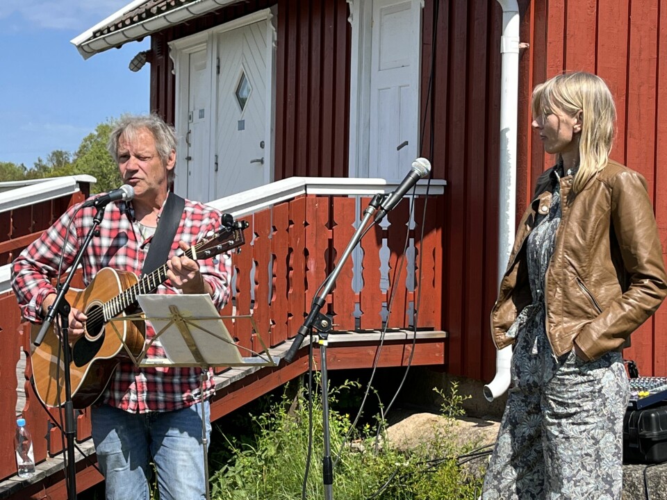 Arnt Martin Brynhildsen og samboer Rebecca Magnus holdt en svært hyggelig minikonsert i hagen på Kystmuseet