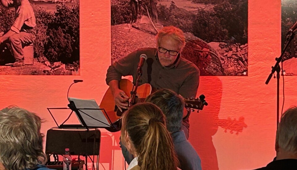 Arnt Martin Brynildsen i aksjon på gitar.