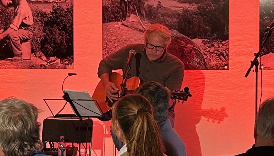 Arnt Martin Brynildsen i aksjon på gitar. Arnt Martin Brynildsen i aksjon på gitar.