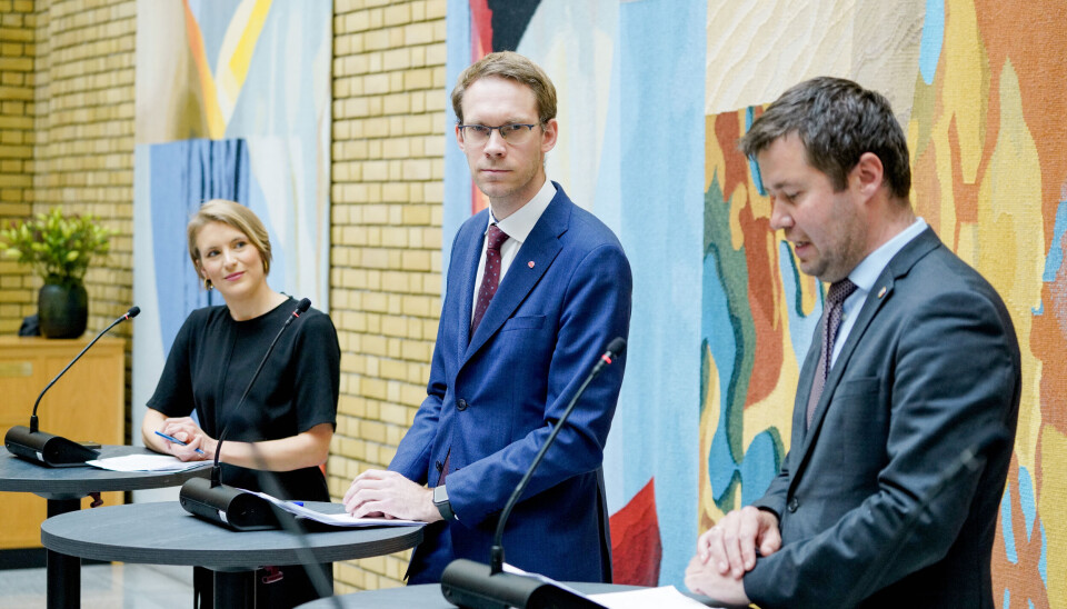 Kari Elisabeth Kaski (SV), Eigil Knutsen (Ap) og Geir Pollestad (Sp) er kommet til enighet i revidert nasjonalbudsjett.