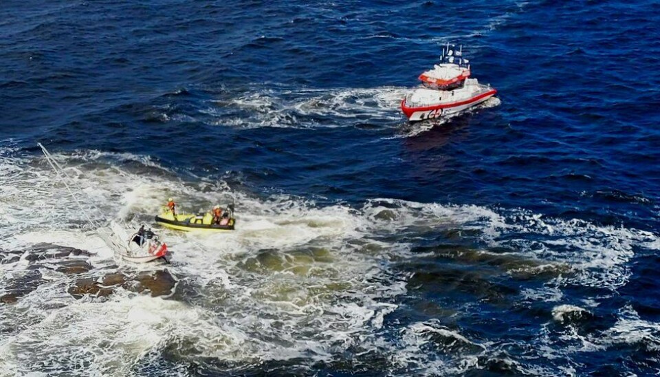 Det var dramatiske scener som utspant seg da seilbåten med to personer gikk på grunn utenfor Akerøya mandag formiddag.