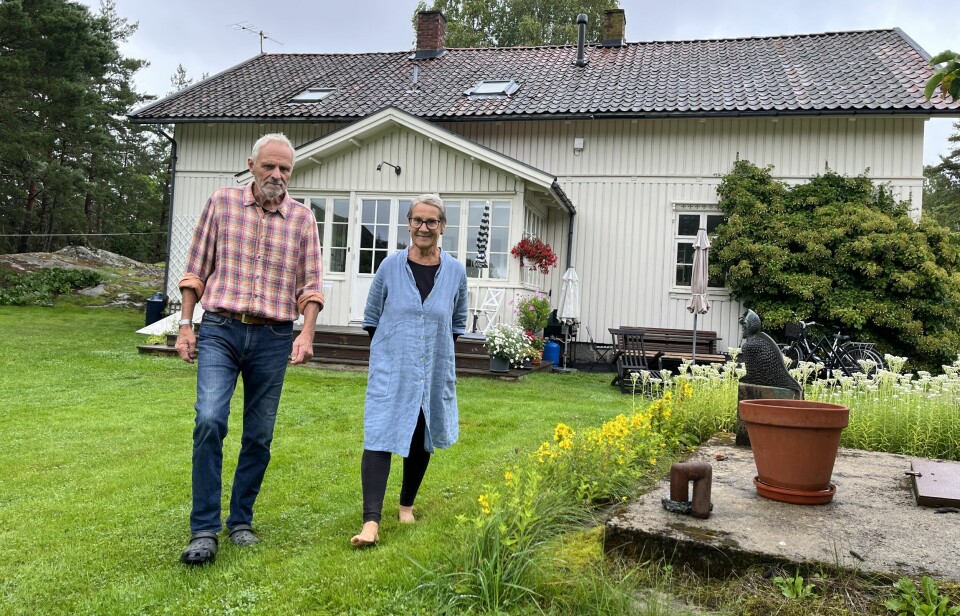 Arne og Gro Nystrøm har lagt med mye tid og arbeid i eiendommen de nå skal selge i Edveien. Her er naturen nærmeste nabo.