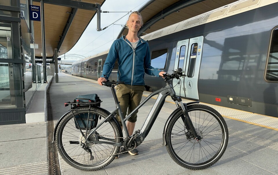 Tormod Eggen med sin el-sykkel på jernbanestasjonen. Tormod er forfatter av denne artikkelen.