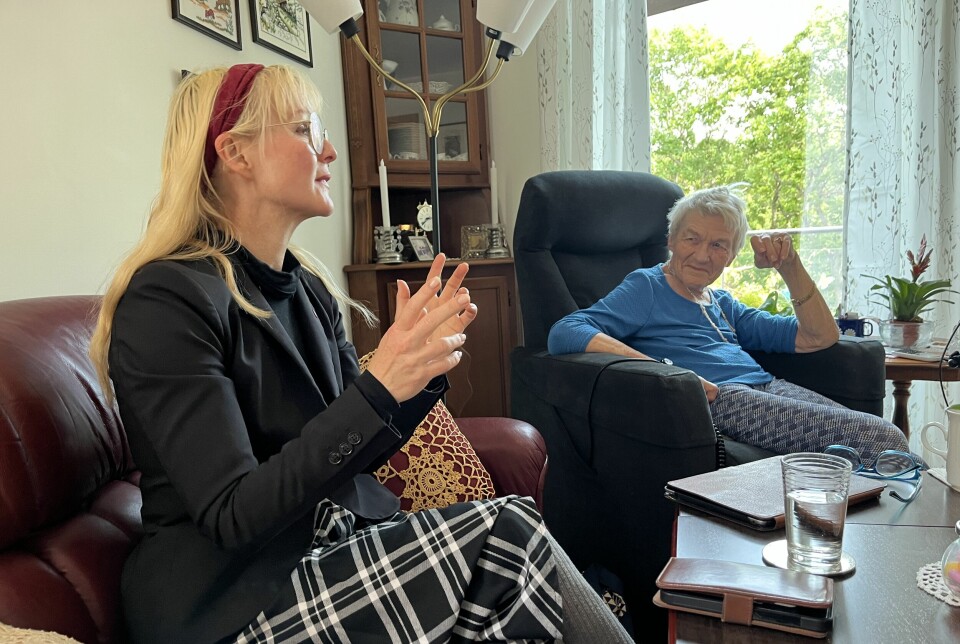 Ordfører Mona Vauger besøkte Ingrid Bekkevik (78) i hennes omsrogsbolig på Dydalåsen. Her fikk Vauger se hvordan beboerne har det.