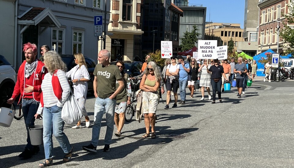 Et over 100 meter langt demonstrasjonstog smøg seg vei gjennom sentrum av Fredrikstad lørdag.