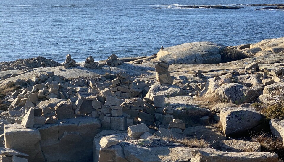 Stenvarder og en liten borg på Rødshue. Stenvarder og en liten borg på Rødshue.