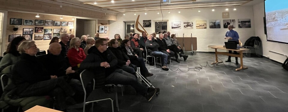 Kathrine Sandstrøm snakket for en fullsatt Amfigrotte under sitt foredrag om stenhoggerindustrien på Hvaler.