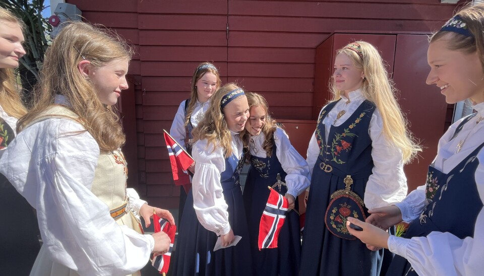 Venninnene til Idun Øyre Grøtterud gratulerer henne med en gripende god 'dagens tale'.