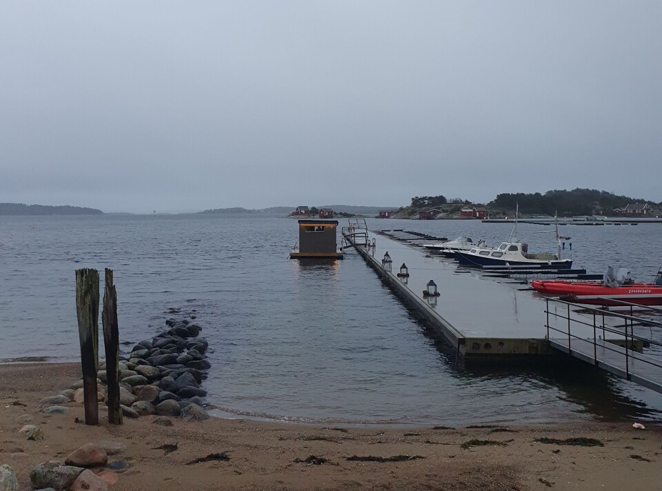 Høstvinden rufser opp havet, og brygger og badstue vugger i takt.