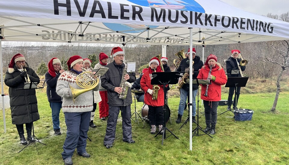 Hvaler Musiikkforening med juyletoner under julemarkedet. Vel blåst!