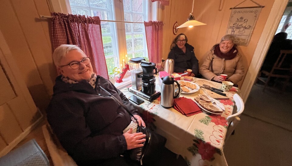 Else Marie Andersen, Ingerid Adolfsen og Eva Britt Haraldsen varmet seg med fersk julekake og kaffe.