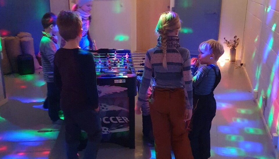 Det var også muligheter for inneaktivitet i aktivitetshuset, her ved fotballspillet.