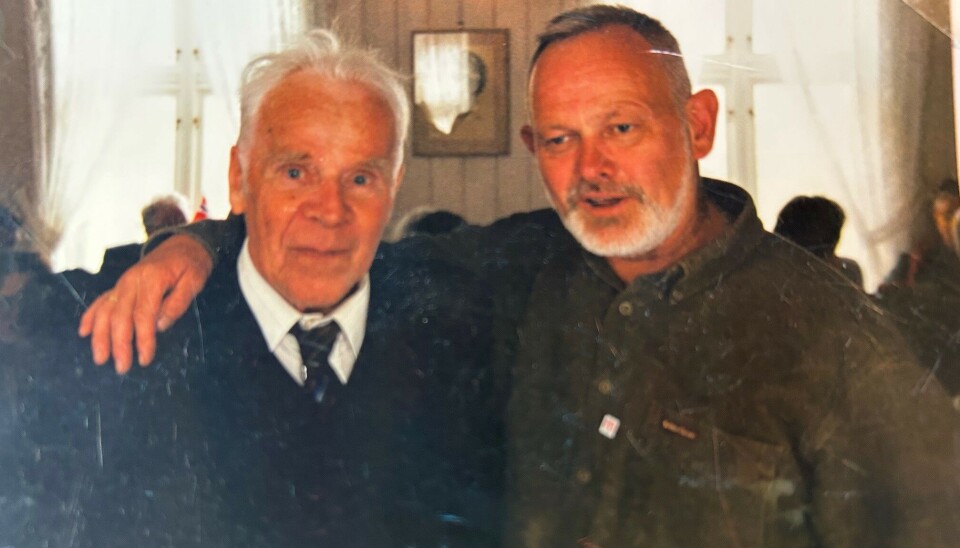 Paul Henriksen sammen med Arnt Lorentzen (1916 – 2008) tidligere kjøpmann, politiker og forkjemperen for bruer på Hvaler på 1. mai-feiring på Folkets Hus tidlig på 2000-tallet.