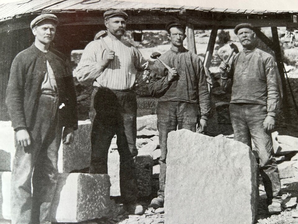 Bildet av av Stenhoggerne på Sand, også det ca 1910. På bildet: Olaf Basto, Johan Sørensen, August Petterson, Karl Lund. Med unntak av Basto kom de tre andre fra Sverige.