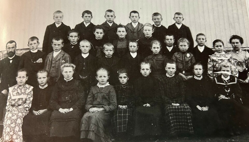 Elever og lærere ved Spjærøy skole i 1904. Lærerne er Halvor Wergeland og Gerda Andersen Nordeng.