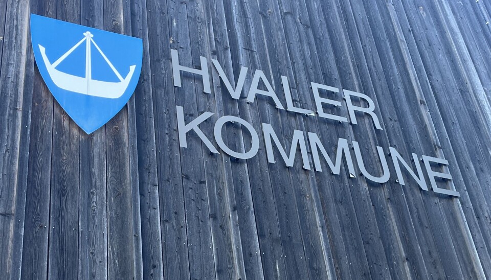 Artikkelforfatteren er ikke fornøyd med Hvaler kommunes forklaring på hvorfor det fortsatt skal være betalt spisepause for ansatte.