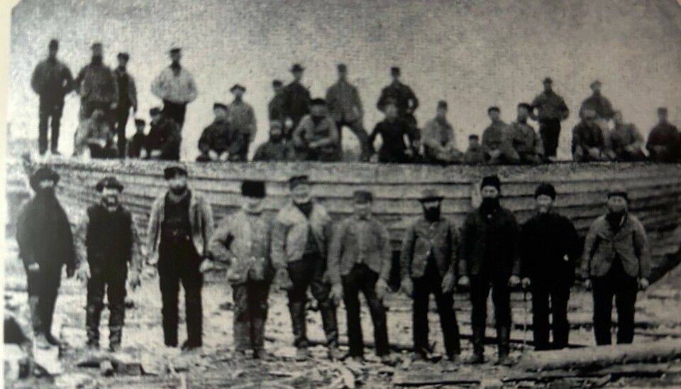 Båtsjau på Vauer, Vesterøy rundt 1870 – Mange var med for å få sjøsatt en ny Hvalerbåt enten for fiske eller losing. Avfotografering av bilde i bygdeboka 'Havet var leveveien'.