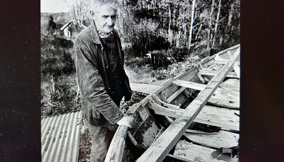 Johan Olsen på sine eldre dager ved en tradisjonell seilsjekte som han bygde på 50-tallet. Bildet er brukt med tillatelse fra Jan Tore Glenjen.