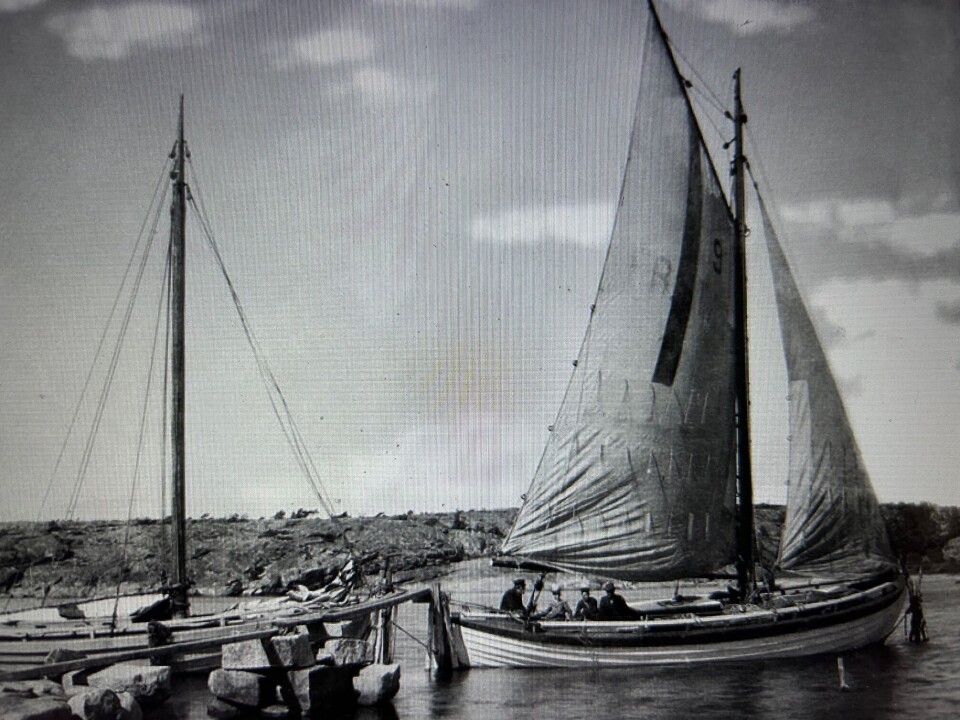 Losskøyter ved brygga i Kjellvika på 1920-tallet. Det mørke feltet i seilet (rødt) viser at dette er en losskøyte.