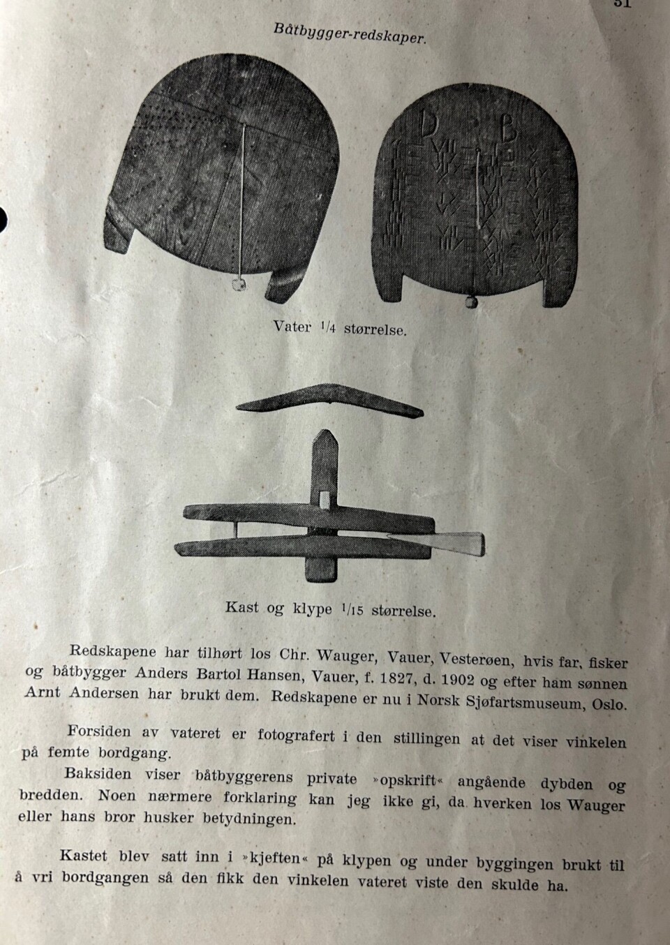 Det var få, men viktig redskaper båtbyggerne hadde på 1800-tallet; Her et båtvater for å måle ut vinkelen på borgangene, kast og klype for å vri bordgangen i stilling. Avfotografering av side i heftet 'Båtbygging på Hvaler i eldre tider'.