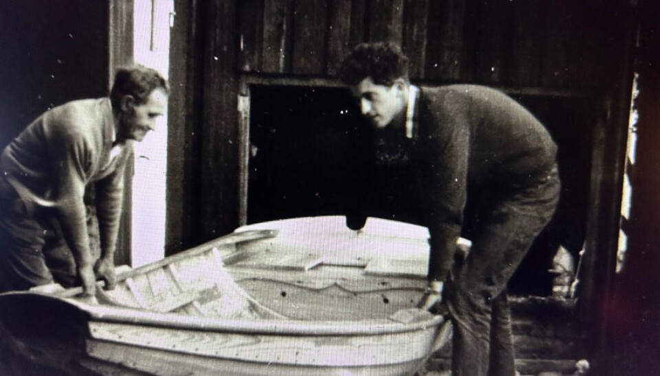 Begge med fortid som båtbyggere; Sigurd Olsen i Kjellvika og sønnen Thor Ivar i en periode fra 1969 i Spjærøy Båtbyggeri på Dypedal. På bildet over er far og sønn i ferd med å flytte en tradisjonell eke som Sigurd bygde en gang på 50-tallet. Bildet antatt fra 1975.