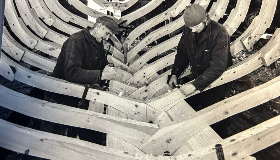 Johan Olsen og sønnene Knut og John bygget båter i båtbyggeriet i Kjellvika. Her under byggingen av en større Spjærøykrysser. Bildet er godkjent brukt av Jan Tore Glenjen.