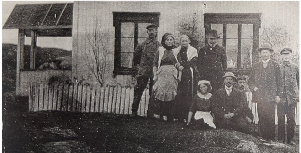 Huset på Akerøya som familien Nielsen bygde i 1897. Dette er tilnærmet det samme huset som familien Borgen brukte fra tidlig på 1950-tallet. Bildet er av familien Nielsen på 1920-tallet.