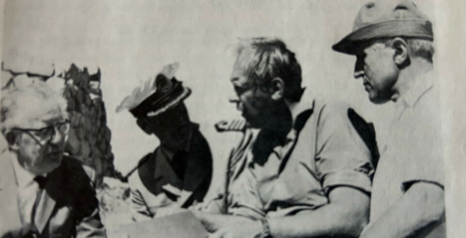 Restaureringskomiteen i arbeid, her ved BygningskonsulentCato Enger, Kommandørkaptein Hans Sollie, statsstipendiat (senere arkeolog Erling Johansen og restaureringskomitéens leder direktør Aslak Jensen. Avfotografering av bilde i Akerøybrev nr 2 1966