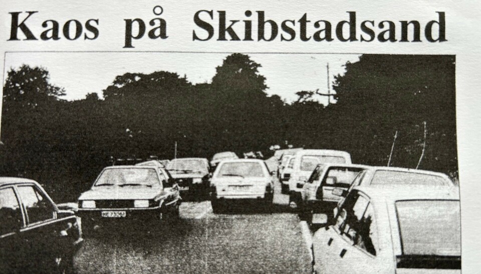 Ett av mange bilder i Fredrikstad-avisene fra 70- og 80-tallet med kaos på Skipstadsand og Korshavn. På enkelte dager var det over 300 biler i fergekø. Avfotograferinga fra boka 'Hvalerveien' av Otto Reff.