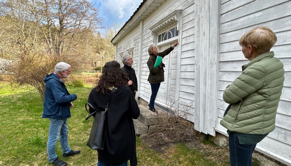 Gruppa med ansvar for dugnadsarbeidet på befaring sammen med Stefan Ädel fra fylkeskonservatoren for å beslutte fargevalg. Tidligere direktør ved Fredrikstad Museum, Tove Thøgersen leder an.