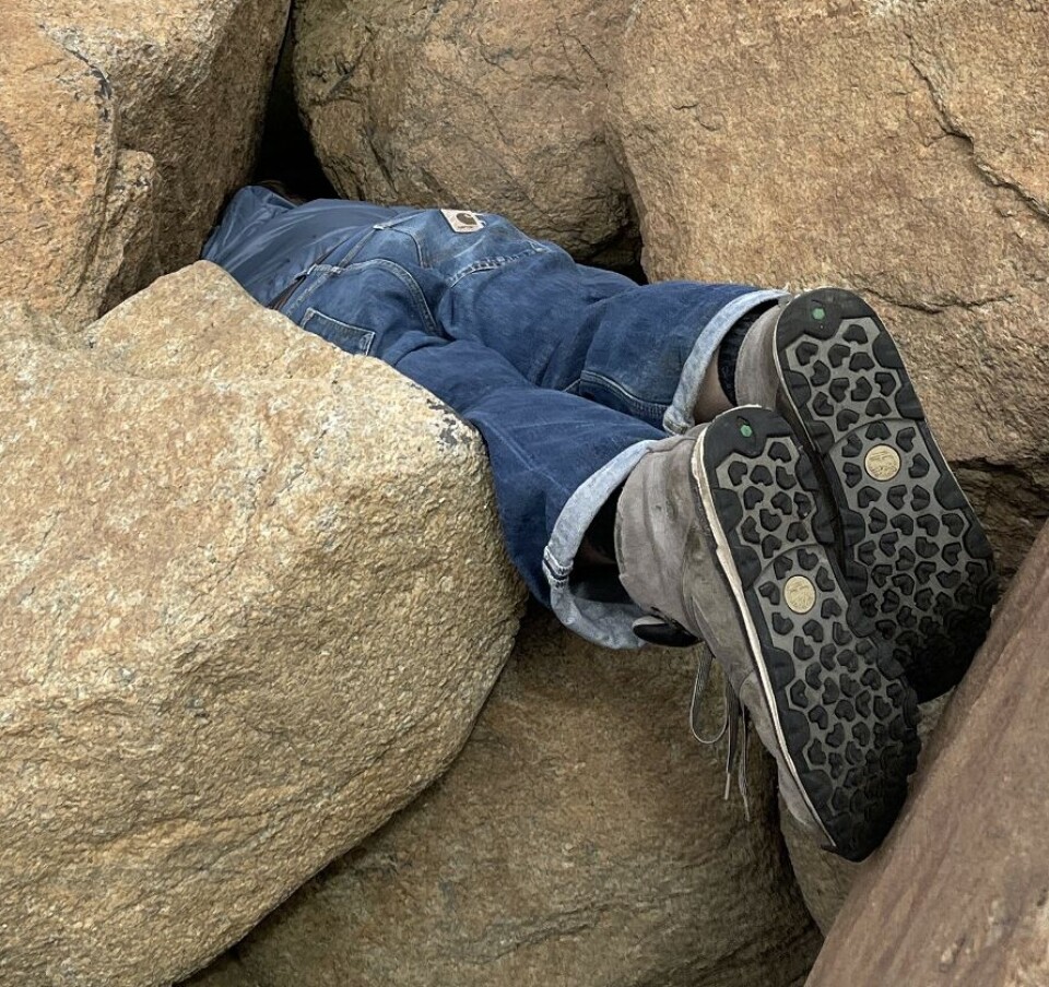 Dette er ikke søppel, men en lokal ildsjel som rydder i strandsonen.