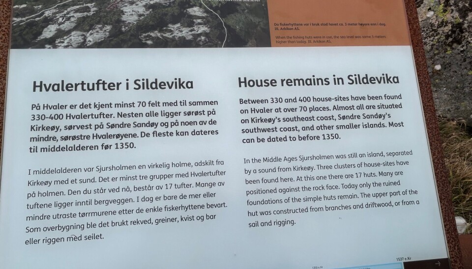 Informasjonstavler som denne i Sildevika, er satt opp også i et annet område på Sjursholmen (Paradisbukta) og på Gilbergoddden, der det også er synlige spor etter båtopptrekk