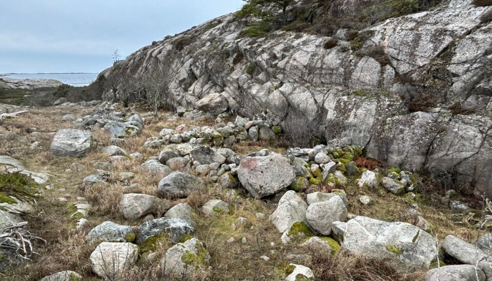 I Sildevika på Sjursholmen rett ved Storesand var det i middelalderen en rekke bosettinger, ja et slags bofellesskap godt skjermet av fjellveggen bak.